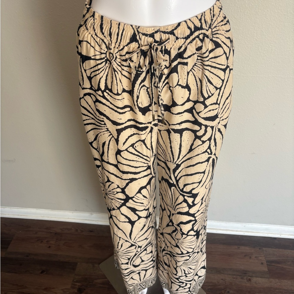 Evereve Amelia Black and Cream Floral Pant; XS